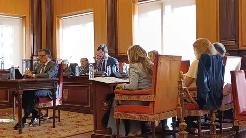 El Ayuntamiento de León ha aprobado en el Pleno celebrado este miércoles una modificación presupuestaria para dar cumplimiento a una sentencia condenatoria que le obliga a abonar 1.304.187,67 euros a la junta de compensación del Polígono de La Lastra. Fotos: Isabel Alonso