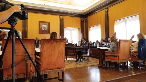 El Ayuntamiento de León ha aprobado en el Pleno celebrado este miércoles una modificación presupuestaria para dar cumplimiento a una sentencia condenatoria que le obliga a abonar 1.304.187,67 euros a la junta de compensación del Polígono de La Lastra. Fotos: Isabel Alonso