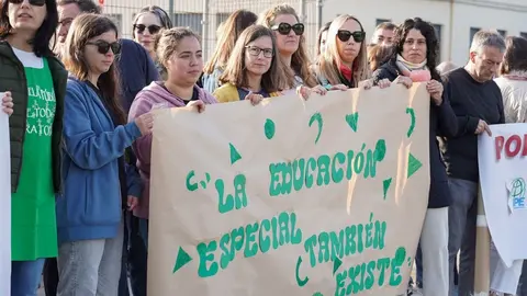 La Junta de Personal Docente y el Comité de Empresa de Educación de León se concentra para denunciar la situación del Colegio de Educación Especial Nuestra Señora del Sagrado Corazón de León. Foto: Campillo.