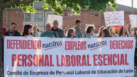 La Junta de Personal Docente y el Comité de Empresa de Educación de León se concentra para denunciar la situación del Colegio de Educación Especial Nuestra Señora del Sagrado Corazón de León. Foto: Campillo.