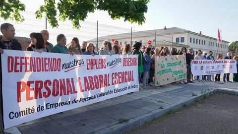 La Junta de Personal Docente y el Comité de Empresa de Educación de León se concentra para denunciar la situación del Colegio de Educación Especial Nuestra Señora del Sagrado Corazón de León. Foto: Campillo.