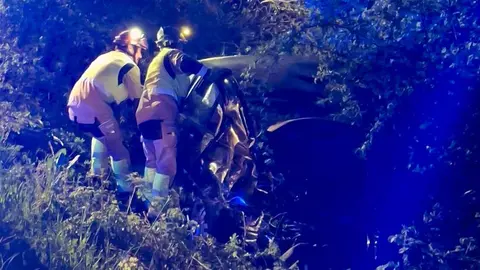 Un varón de unos 50 años falleció en la tarde de ayer como consecuencia de un accidente de tráfico registrado en el kilómetro 5 de la LE-443, en la localidad leonesa de Villadangos del Páramo. Fotos: Bomberos León