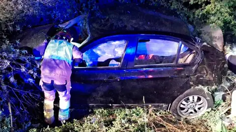 Un varón de unos 50 años falleció en la tarde de ayer como consecuencia de un accidente de tráfico registrado en el kilómetro 5 de la LE-443, en la localidad leonesa de Villadangos del Páramo. Fotos: Bomberos León