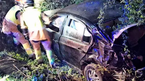Un varón de unos 50 años falleció en la tarde de ayer como consecuencia de un accidente de tráfico registrado en el kilómetro 5 de la LE-443, en la localidad leonesa de Villadangos del Páramo. Fotos: Bomberos León