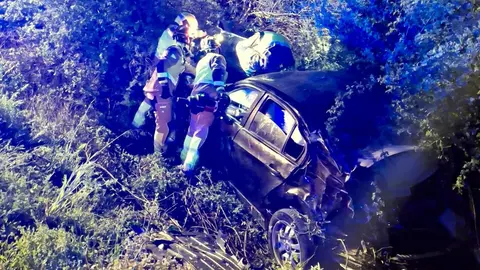 Un varón de unos 50 años falleció en la tarde de ayer como consecuencia de un accidente de tráfico registrado en el kilómetro 5 de la LE-443, en la localidad leonesa de Villadangos del Páramo. Fotos: Bomberos León