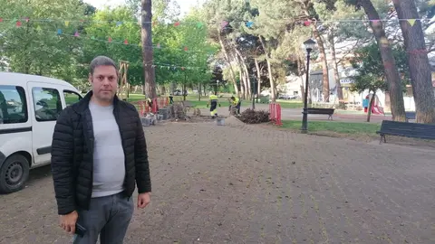 Iván Alonso, concejal de Infraestructuras del Ayuntamiento de Ponferrada, visita las obras en el Parque Pablo Picasso de Cuatrovientos.