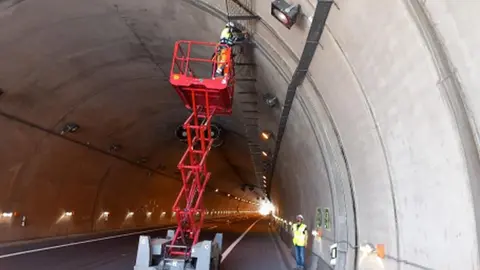 Hastial izquierdo: perforación de los soportes de bandeja en Trabadelo.