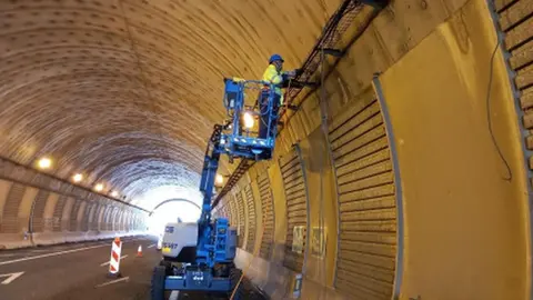 Hastial derecho: cableado iluminación permanente en Neira.