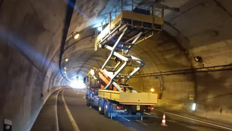 Perforación de anclajes de ventiladores en Cereixal.