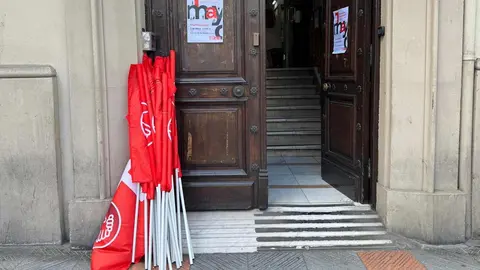 Banderas y carteles en las puertas del sindicato UGT en León en la antesala de la manifestación.