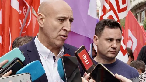 Sindicatos, representantes políticos y ciudadanía se unieron en una multitudinaria manifestación del 1º de Mayo para pedir un Plan de Emergencia de Inversión Pública que reactive la economía leonesa y frene su declive estructural