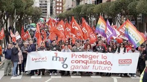 Sindicatos, representantes políticos y ciudadanía se unieron en una multitudinaria manifestación del 1º de Mayo para pedir un Plan de Emergencia de Inversión Pública que reactive la economía leonesa y frene su declive estructural