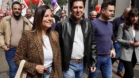 Sindicatos, representantes políticos y ciudadanía se unieron en una multitudinaria manifestación del 1º de Mayo para pedir un Plan de Emergencia de Inversión Pública que reactive la economía leonesa y frene su declive estructural