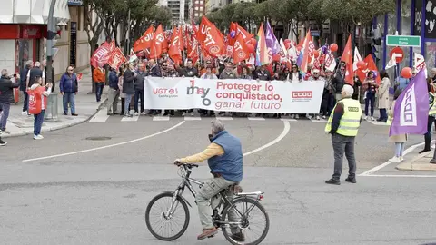 Sindicatos, representantes políticos y ciudadanía se unieron en una multitudinaria manifestación del 1º de Mayo para pedir un Plan de Emergencia de Inversión Pública que reactive la economía leonesa y frene su declive estructural