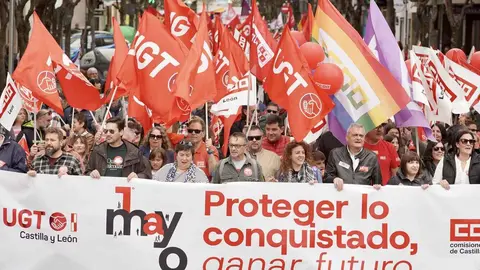 Sindicatos, representantes políticos y ciudadanía se unieron en una multitudinaria manifestación del 1º de Mayo para pedir un Plan de Emergencia de Inversión Pública que reactive la economía leonesa y frene su declive estructural