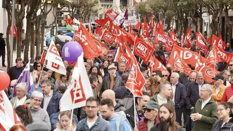 Sindicatos, representantes políticos y ciudadanía se unieron en una multitudinaria manifestación del 1º de Mayo para pedir un Plan de Emergencia de Inversión Pública que reactive la economía leonesa y frene su declive estructural