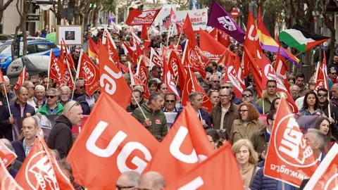 Sindicatos, representantes políticos y ciudadanía se unieron en una multitudinaria manifestación del 1º de Mayo para pedir un Plan de Emergencia de Inversión Pública que reactive la economía leonesa y frene su declive estructural