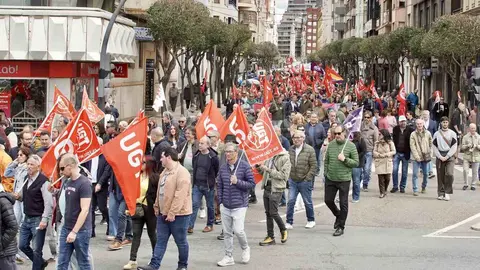 Sindicatos, representantes políticos y ciudadanía se unieron en una multitudinaria manifestación del 1º de Mayo para pedir un Plan de Emergencia de Inversión Pública que reactive la economía leonesa y frene su declive estructural