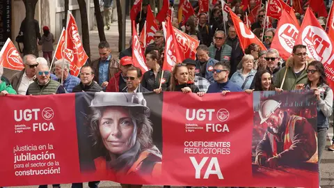 Sindicatos, representantes políticos y ciudadanía se unieron en una multitudinaria manifestación del 1º de Mayo para pedir un Plan de Emergencia de Inversión Pública que reactive la economía leonesa y frene su declive estructural
