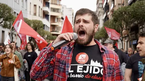 Sindicatos, representantes políticos y ciudadanía se unieron en una multitudinaria manifestación del 1º de Mayo para pedir un Plan de Emergencia de Inversión Pública que reactive la economía leonesa y frene su declive estructural
