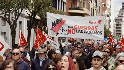Sindicatos, representantes políticos y ciudadanía se unieron en una multitudinaria manifestación del 1º de Mayo para pedir un Plan de Emergencia de Inversión Pública que reactive la economía leonesa y frene su declive estructural