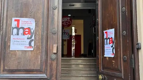 Sindicatos, representantes políticos y ciudadanía se unieron en una multitudinaria manifestación del 1º de Mayo para pedir un Plan de Emergencia de Inversión Pública que reactive la economía leonesa y frene su declive estructural