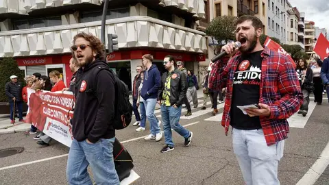 Sindicatos, representantes políticos y ciudadanía se unieron en una multitudinaria manifestación del 1º de Mayo para pedir un Plan de Emergencia de Inversión Pública que reactive la economía leonesa y frene su declive estructural