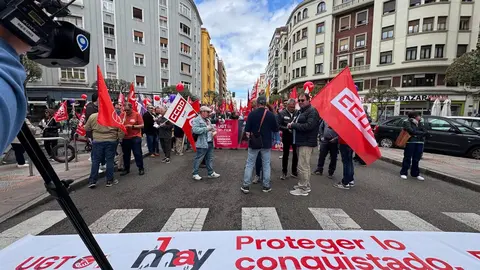 Sindicatos, representantes políticos y ciudadanía se unieron en una multitudinaria manifestación del 1º de Mayo para pedir un Plan de Emergencia de Inversión Pública que reactive la economía leonesa y frene su declive estructural