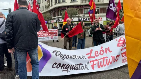 Sindicatos, representantes políticos y ciudadanía se unieron en una multitudinaria manifestación del 1º de Mayo para pedir un Plan de Emergencia de Inversión Pública que reactive la economía leonesa y frene su declive estructural