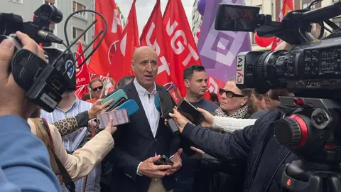 Sindicatos, representantes políticos y ciudadanía se unieron en una multitudinaria manifestación del 1º de Mayo para pedir un Plan de Emergencia de Inversión Pública que reactive la economía leonesa y frene su declive estructural