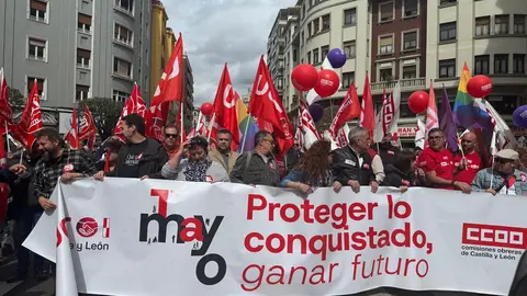 Sindicatos, representantes políticos y ciudadanía se unieron en una multitudinaria manifestación del 1º de Mayo para pedir un Plan de Emergencia de Inversión Pública que reactive la economía leonesa y frene su declive estructural