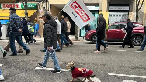 Sindicatos, representantes políticos y ciudadanía se unieron en una multitudinaria manifestación del 1º de Mayo para pedir un Plan de Emergencia de Inversión Pública que reactive la economía leonesa y frene su declive estructural