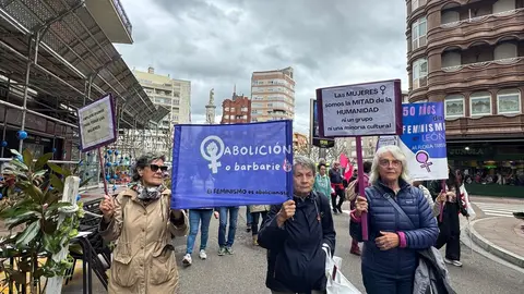 Sindicatos, representantes políticos y ciudadanía se unieron en una multitudinaria manifestación del 1º de Mayo para pedir un Plan de Emergencia de Inversión Pública que reactive la economía leonesa y frene su declive estructural