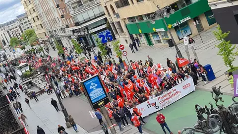 Sindicatos, representantes políticos y ciudadanía se unieron en una multitudinaria manifestación del 1º de Mayo para pedir un Plan de Emergencia de Inversión Pública que reactive la economía leonesa y frene su declive estructural
