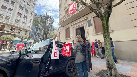 Sindicatos, representantes políticos y ciudadanía se unieron en una multitudinaria manifestación del 1º de Mayo para pedir un Plan de Emergencia de Inversión Pública que reactive la economía leonesa y frene su declive estructural