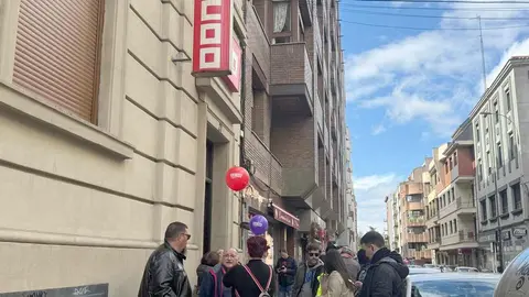 Sindicatos, representantes políticos y ciudadanía se unieron en una multitudinaria manifestación del 1º de Mayo para pedir un Plan de Emergencia de Inversión Pública que reactive la economía leonesa y frene su declive estructural