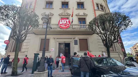 Sindicatos, representantes políticos y ciudadanía se unieron en una multitudinaria manifestación del 1º de Mayo para pedir un Plan de Emergencia de Inversión Pública que reactive la economía leonesa y frene su declive estructural