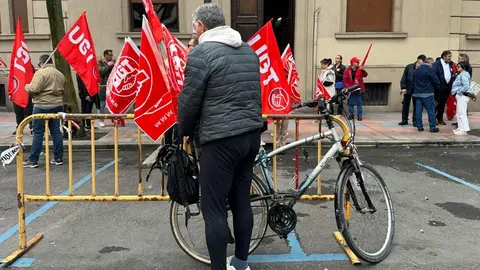 Sindicatos, representantes políticos y ciudadanía se unieron en una multitudinaria manifestación del 1º de Mayo para pedir un Plan de Emergencia de Inversión Pública que reactive la economía leonesa y frene su declive estructural