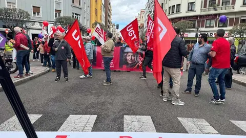 Sindicatos, representantes políticos y ciudadanía se unieron en una multitudinaria manifestación del 1º de Mayo para pedir un Plan de Emergencia de Inversión Pública que reactive la economía leonesa y frene su declive estructural