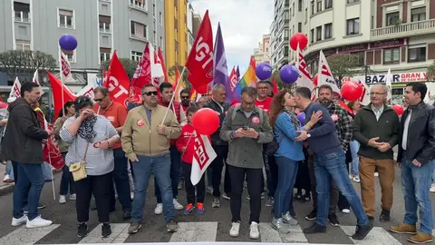 Sindicatos, representantes políticos y ciudadanía se unieron en una multitudinaria manifestación del 1º de Mayo para pedir un Plan de Emergencia de Inversión Pública que reactive la economía leonesa y frene su declive estructural