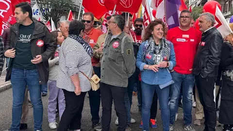 Sindicatos, representantes políticos y ciudadanía se unieron en una multitudinaria manifestación del 1º de Mayo para pedir un Plan de Emergencia de Inversión Pública que reactive la economía leonesa y frene su declive estructural