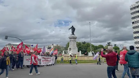 Sindicatos, representantes políticos y ciudadanía se unieron en una multitudinaria manifestación del 1º de Mayo para pedir un Plan de Emergencia de Inversión Pública que reactive la economía leonesa y frene su declive estructural