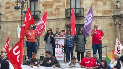 Sindicatos, representantes políticos y ciudadanía se unieron en una multitudinaria manifestación del 1º de Mayo para pedir un Plan de Emergencia de Inversión Pública que reactive la economía leonesa y frene su declive estructural