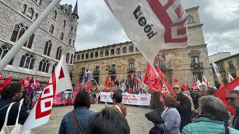 Sindicatos, representantes políticos y ciudadanía se unieron en una multitudinaria manifestación del 1º de Mayo para pedir un Plan de Emergencia de Inversión Pública que reactive la economía leonesa y frene su declive estructural