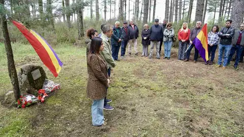 La Agrupación del Partido Socialista de La Robla celebra un homenaje a las víctimas de la Guerra Civil y el franquismo, al que asiste la vicesecretaria general del PSOE de Castilla y León, Nuria Rubio.  Foto: Campillo.