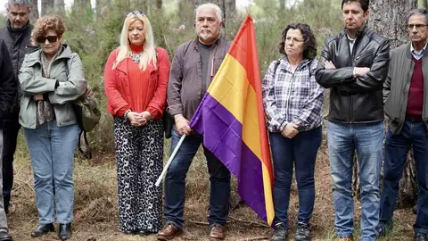 La Agrupación del Partido Socialista de La Robla celebra un homenaje a las víctimas de la Guerra Civil y el franquismo, al que asiste la vicesecretaria general del PSOE de Castilla y León, Nuria Rubio.  Foto: Campillo.