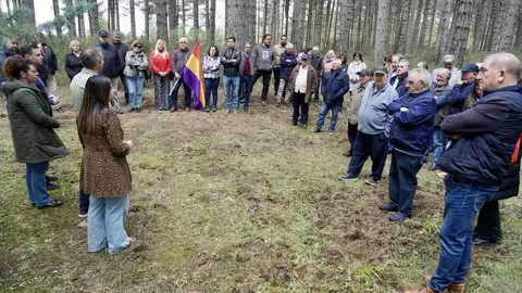 La Agrupación del Partido Socialista de La Robla celebra un homenaje a las víctimas de la Guerra Civil y el franquismo, al que asiste la vicesecretaria general del PSOE de Castilla y León, Nuria Rubio.  Foto: Campillo.