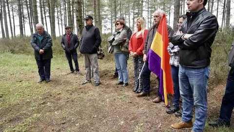 La Agrupación del Partido Socialista de La Robla celebra un homenaje a las víctimas de la Guerra Civil y el franquismo, al que asiste la vicesecretaria general del PSOE de Castilla y León, Nuria Rubio.  Foto: Campillo.