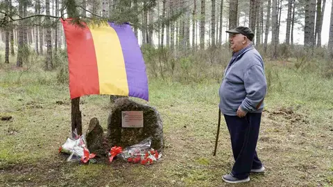 La Agrupación del Partido Socialista de La Robla celebra un homenaje a las víctimas de la Guerra Civil y el franquismo, al que asiste la vicesecretaria general del PSOE de Castilla y León, Nuria Rubio.  Foto: Campillo.