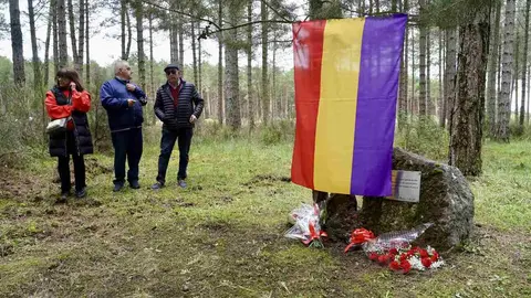 La Agrupación del Partido Socialista de La Robla celebra un homenaje a las víctimas de la Guerra Civil y el franquismo, al que asiste la vicesecretaria general del PSOE de Castilla y León, Nuria Rubio.  Foto: Campillo.
